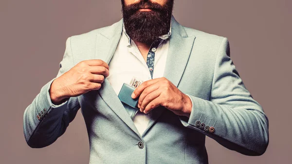 Varón sosteniendo una botella de perfume. Frasco de perfume o colonia y perfumería, cosméticos, botella de colonia de olor, colonia de retención masculina — Foto de Stock