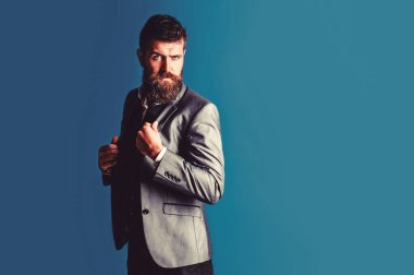 Takım elbiseli şık bir adam. Smokinli bir erkek. Takım elbiseli şık yakışıklı adam. Klasik takım elbiseli yakışıklı sakallı iş adamı. Takım elbiseli adam. Erkek sakalı ve bıyığı