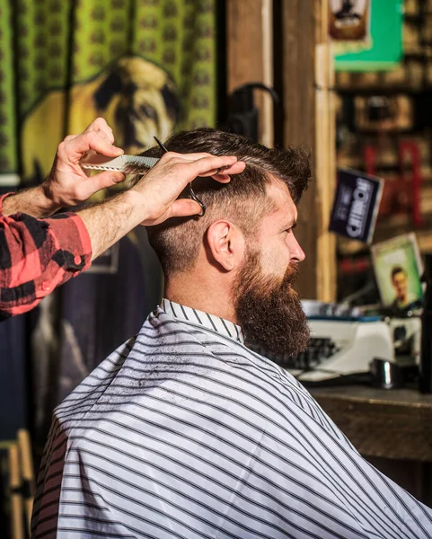 Homem cabeleireiro. Cabeleireiro corte de cabelo de cliente masculino. Homem visitando cabeleireiro na barbearia. Tesoura de barbeiro — Fotografia de Stock