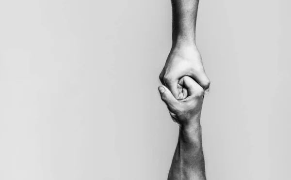 Zwei Hände, helfender Arm eines Freundes, Teamwork. Helfende Hand und internationaler Tag des Friedens, Unterstützung. Schwarz-Weiß — Stockfoto