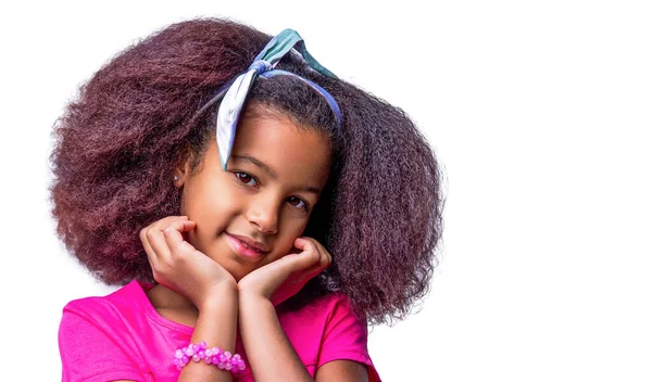 Beyaz bir arka planda izole edilmiş komik, çok ırklı küçük bir kızın portresi. Gülümse küçük kız. Amerikalı kız gülüşü ve kıvırcık saçlar. Gülen tatlı afro kız portresi.