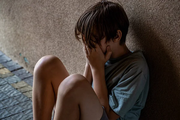Korkmuş, küçük çocuk yüzünü kapatıyor, zorbalık yapıyor. Yalnız bir çocuk tünelde oturuyor. Aile içi şiddet ve saldırganlık kavramı. Zorbalık, depresyon, stres veya hüsran kavramı.