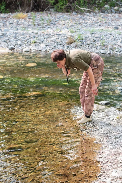 Woman Drinking Water Clean Stream — Stock Photo, Image