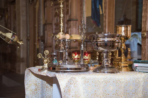 教会用具的奉献在新的东正教教会里 — 图库照片