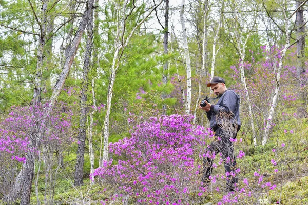 Jonge Man Nemen Van Foto Van Lente Landschap Bergen Van — Stockfoto