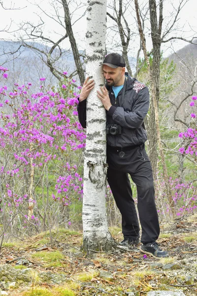 Portrét Kvetoucí Muž Objímání Břízou Pozadí Ellacombianum Kvetoucí Rododendron Vzpomněl — Stock fotografie