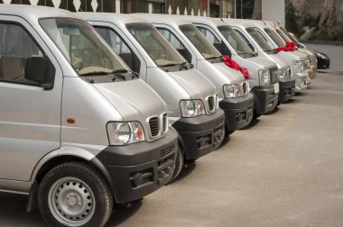 sichuan Çin huanglong giden yolda otomobil pazarı geçmek