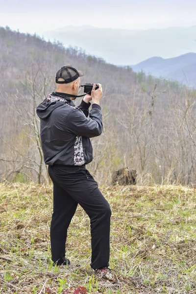 Jonge Man Nemen Van Foto Van Lente Landschap Bergen Van — Stockfoto