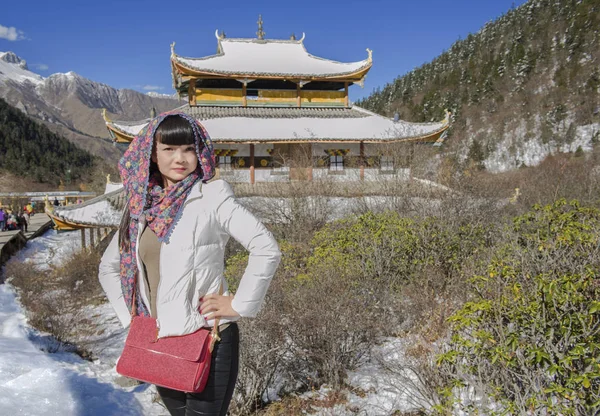 Mooie Temperamentvolle Jonge Vrouw Huanglong Park — Stockfoto