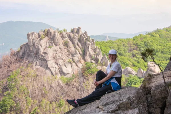 登山者にかかっている絵のような岩の背景と奈落の底の端の崖 — ストック写真