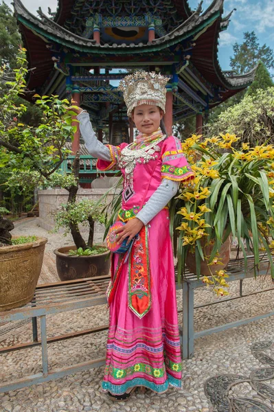 Ritratto Miao Ragazza Abiti Tradizionali Festivi Sullo Sfondo Del Vecchio — Foto Stock