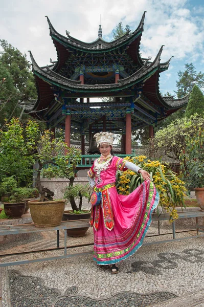 老丽江大会堂背景下的传统节日服饰苗族女孩画像 — 图库照片