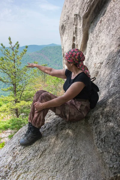 Climber Rests Cliff Edge Abyss Background Picturesque Rocks — Stock Photo, Image