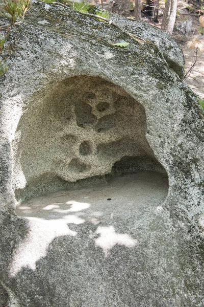 Eski Insanlar Tarafından Oyulmuş Bir Grotto Alışılmadık Bir Taşla Hiyeroglif — Stok fotoğraf