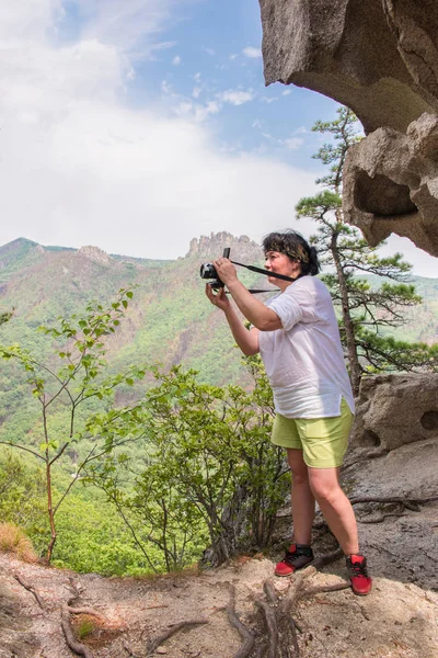 Kaya Nın Eteklerinde Dağ Tepe Üzerinde Bir Kadın Turist Bowl — Stok fotoğraf