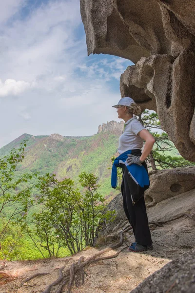 Female Tourist Admires Landscape Mountains — Stock Photo, Image