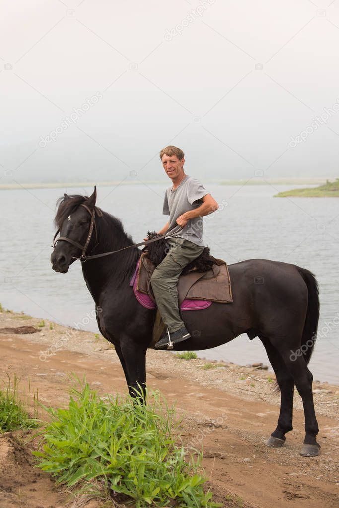 Man rider to encourage the horse to pinch the grass