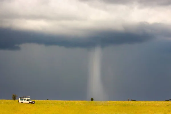 Foto Paisagem Com Uma Nuvem Tempestade Chuva Caindo Forma Tronco — Fotografia de Stock