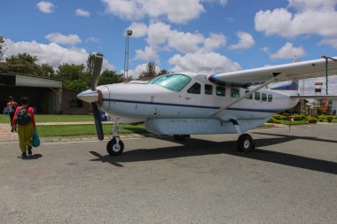 Tanzanya'nın Arusha Havaalanı, Arusha Milli Parkı küçük bir uçak üzerinde turist geldi