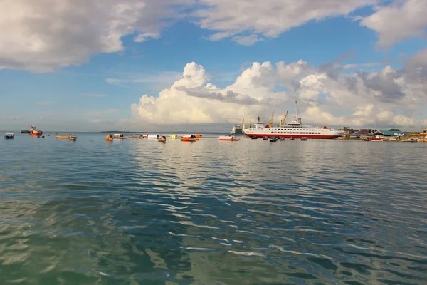 Widok Portu Zanzibar Godzinach Porannych Oddali Widać Łódki Prom — Zdjęcie stockowe