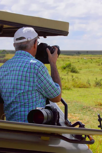 Człowiek Jeep Fotografowanie Savannah Ngorongoro — Zdjęcie stockowe