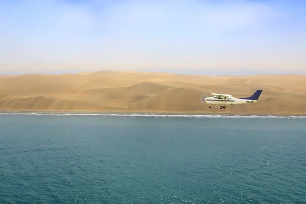 Namib Çölü Atlantik Sahil Sınırları Boyunca Bir Uçak Uçan — Stok fotoğraf
