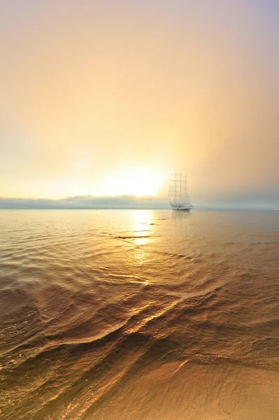 Deniz Manzarası Ile Uzakdoğu Vahşi Bir Koyda Yelkenli — Stok fotoğraf