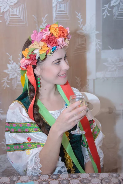 ปภาพของสาวย เครนในช ดประจ าชาต บแก วไวน — ภาพถ่ายสต็อก