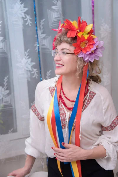 民族衣装の若いウクライナの女性の肖像画 — ストック写真