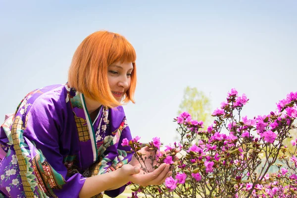 Portret van een Russisch meisje in een Japanse kimono — Stockfoto