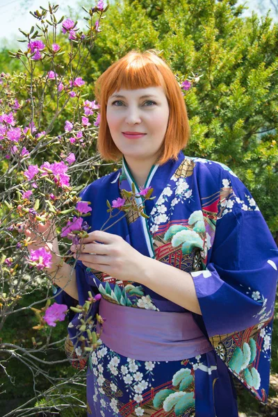 Portret van een Russisch meisje in een Japanse kimono — Stockfoto