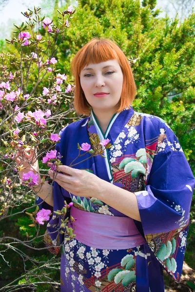 Retrato de uma menina russa em um quimono japonês — Fotografia de Stock