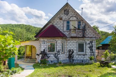 Heykeller ve duvar resimleri ile benzersiz ev 1