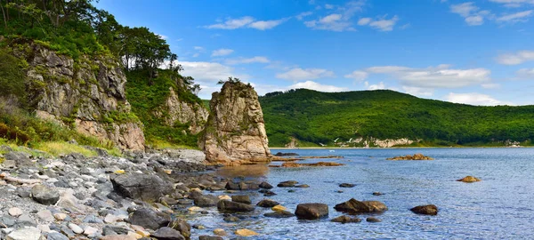 Meereslandschaft-felsige Küste an wilder Bucht — Stockfoto