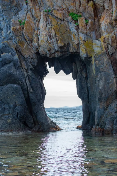 Морской пейзаж через каменные ворота — стоковое фото