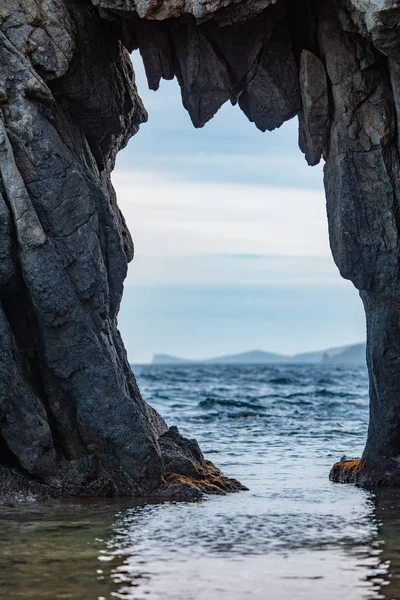 Морской пейзаж через каменные ворота — стоковое фото
