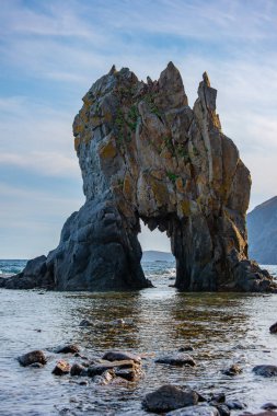 Bir rock ile deniz manzarası 