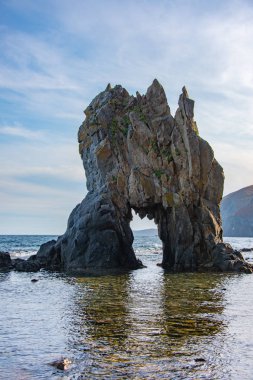 Bir rock ile deniz manzarası 