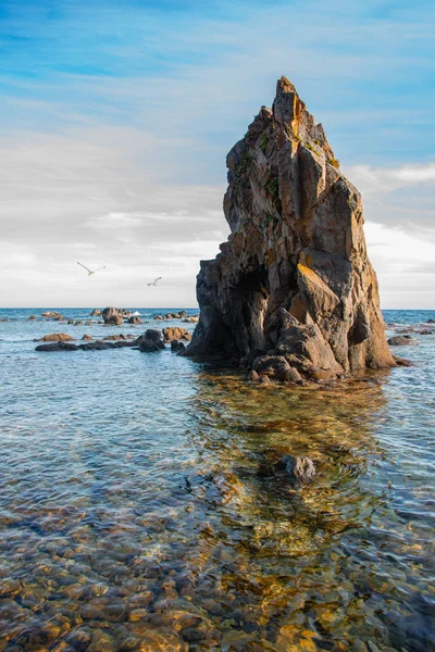 Морской пейзаж со скалой — стоковое фото