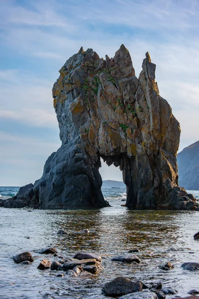 Paisaje marino con una roca Imágenes de stock libres de derechos