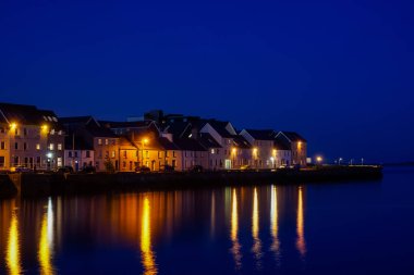 Bağlantı noktası Galway geceleri. İrlanda