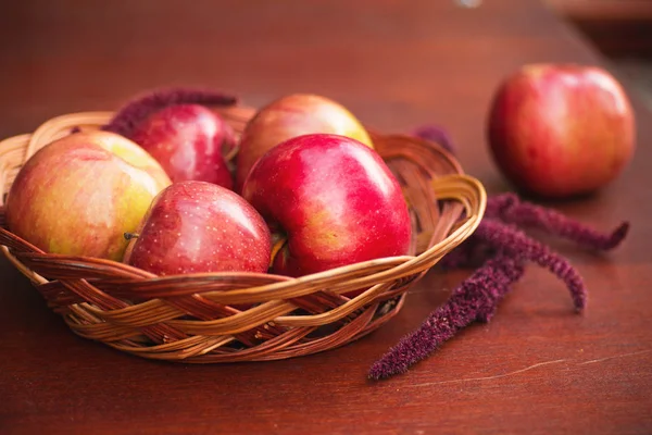 Almák Egy Kosárban Egy Asztalon — Stock Fotó