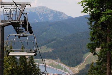 Gölün arka planında dağlarda asansör