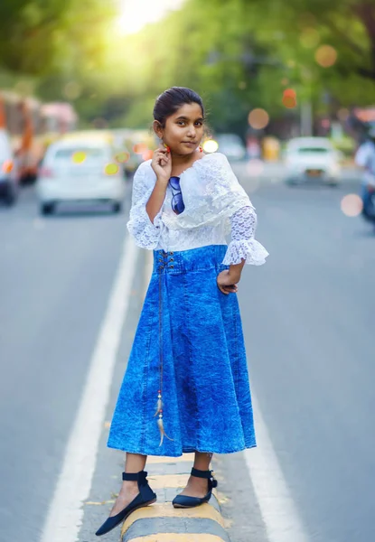 インド アジアのファッション モデル少女の肖像画夢のような魔法ボケ背景を持つ都市の道路でポーズ — ストック写真