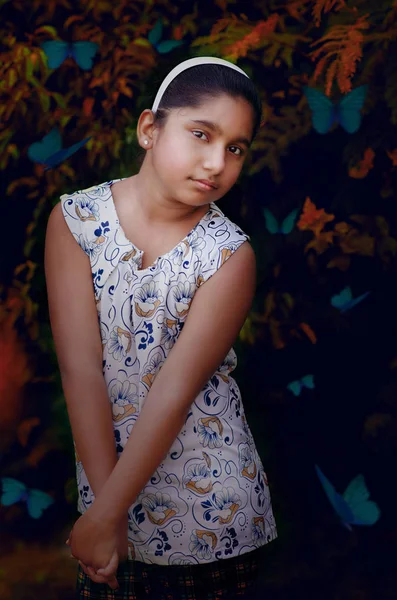蝶女王 かわいいインドの少女モデル高級芸術の肖像画夢のような魔法の植物背景 — ストック写真