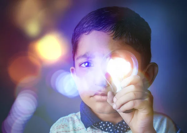 Tasarruf Enerji Küçük Sevimli Asya Hint Çocuk Çocuk Yaratıcı Portre — Stok fotoğraf