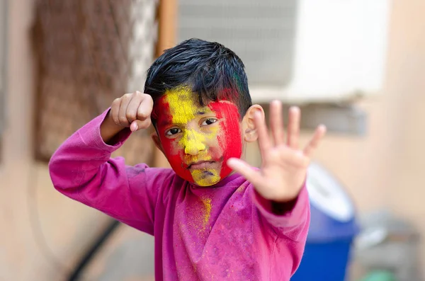 Aranyos kis indiai fiú gyermek alatt holi indi színes arcképpel — Stock Fotó