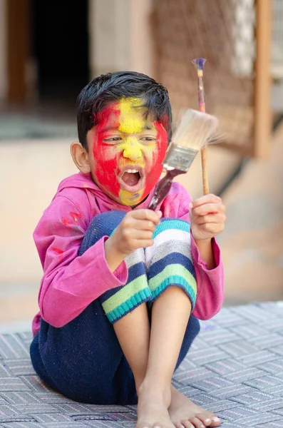 Portrait créatif de mignon petit indien asiatique caucasien garçon chil — Photo