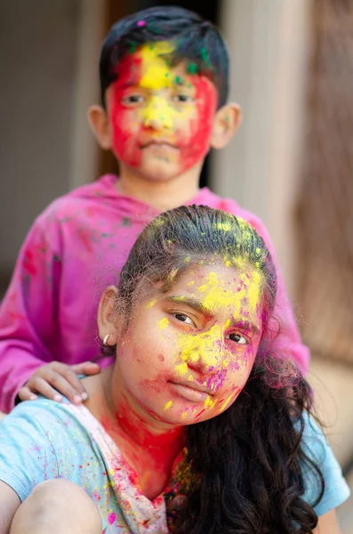 Jolis frères et sœurs adorables jouant avec les couleurs pendant le festival holi — Photo