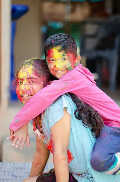 Jolis frères et sœurs adorables jouant avec les couleurs pendant le festival holi — Photo